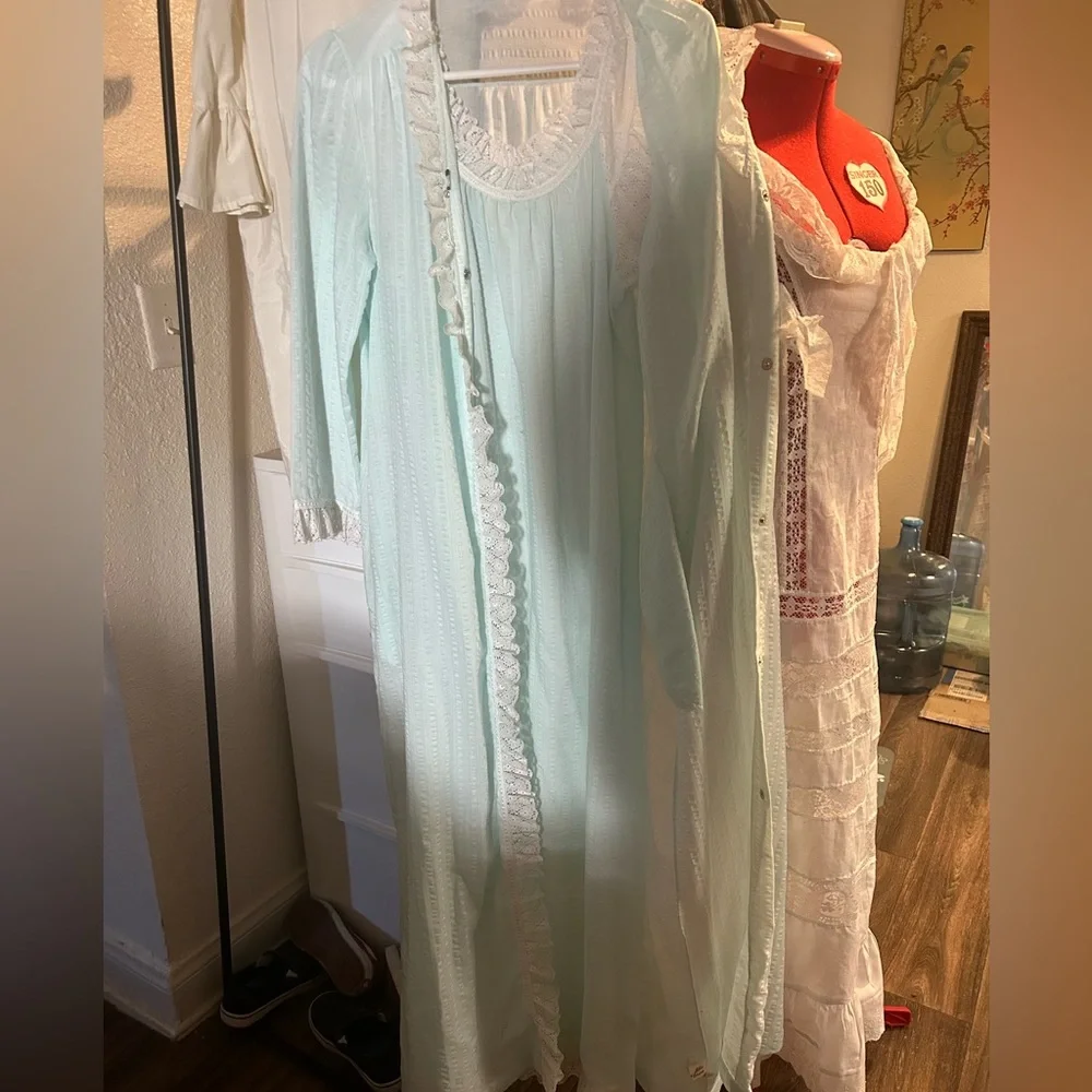 Early 1980’s Miss Elaine Nightgown/Robe set - Picture 2 of 4